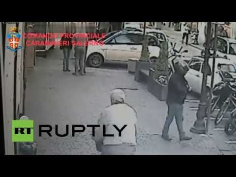 رجل يطلق النار من رشاشه على المارة