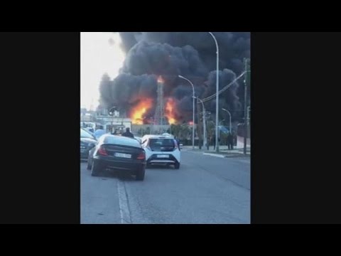 شاهد حريق كبير في مجمع كيميائي في فالنسيا