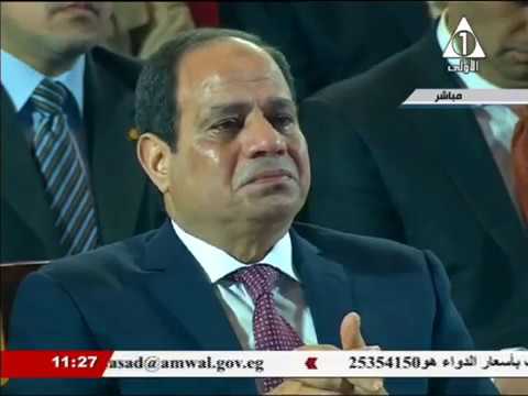 بالفيديو  الرئيس السيسي يبكي أثناء حديث والدة الشهيد محمد عبده