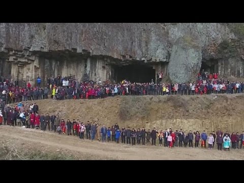 صورة تذكارية لعائلة تتكون من 500 فرد