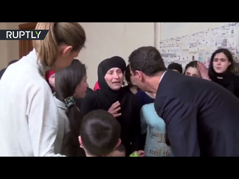 شاهد بشار الأسد وزوجته يستقبلان مخطوفي قرى ريف اللاذقية المحرّرين