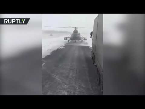 شاهد قائد مروحية عسكرية يهبط على الطريق ليسأل عن الاتجاهات