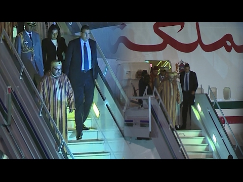 شاهد  لحظة وصول العاهل المغربي إلى مدينة لوساكا الزامبية
