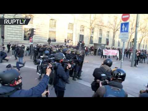 بالفيديو مظاهرات واشتباكات مع الشرطة في العاصمة باريس