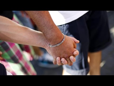 شاهد استخدام المال العام الإيطالي في تمويل نواد للشواذ