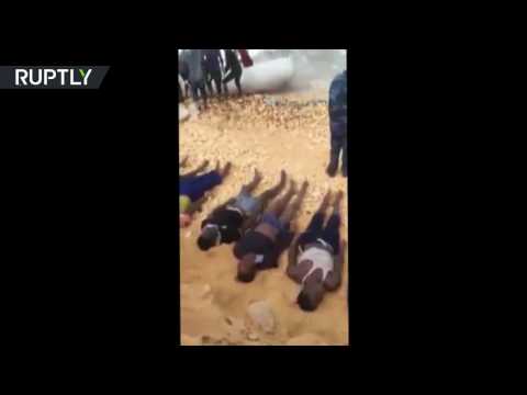 شاهد العثور على 74 جثة لمهاجرين على شاطئ غرب ليبيا