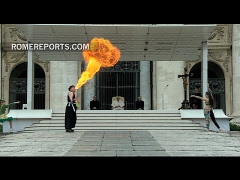 راقصات وألعاب بهلوانية ونارية في عظة بابا الفاتيكان