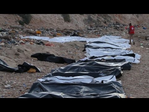 شاهد العثور على جثث 74 شخصًا على شاطئ قرب العاصمة الليبية