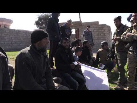 شاهد عراقيون يرحبون بالعسكريين الذين يتقدمون باتجاه الموصل