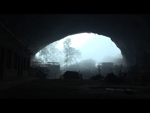 بالفيديو 18 عائلة صينية يعيشون في كهف شاسع