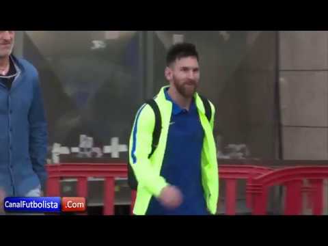 لويس سواريز يحتفل مع ليونيل ميسي داخل أتوبيس برشلونة