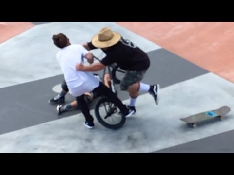 بالفيديو متسابق بدراجته يتسبّب في سقوط طفل وردّ فعل عنيف لوالده