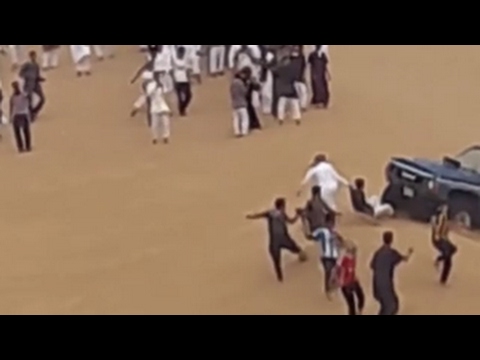 شاهدلحظة انقلاب سيارة وتطاير 3 شباب في الهواء