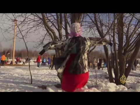 الروس يودعون موسم الشتاء بالاحتفالات