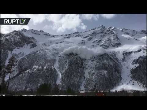 انهيار ثلجي لجبلِ تشيغيت جنوب روسيا