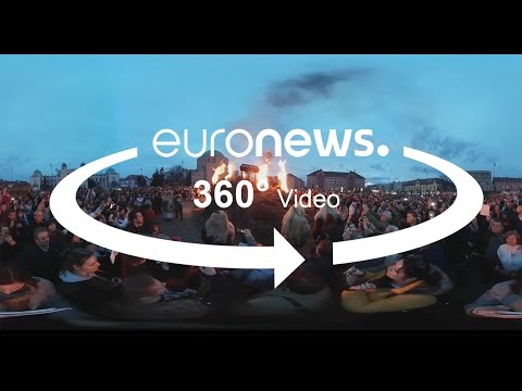 محتفلون يتنكرون بمظهر الوحوش حتى يرهبوا الشتاء