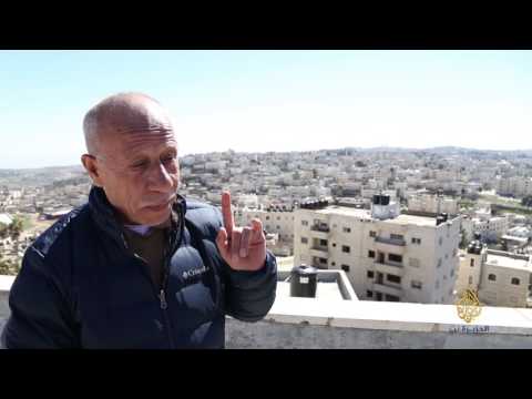 بلدة الرام قسّمها جدار الاحتلال وعزّز هجرة سكانها