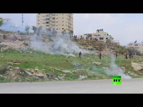 شاهد اشتباكات بين الفلسطينيين والاحتلال عند معبر عوفر غربي رام الله