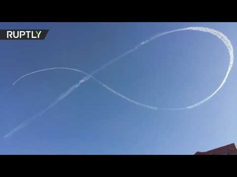 شاهد طيَّار يهنّئ نساء روسيا بالعيد العالمي للمرأة بطريقة طريفة