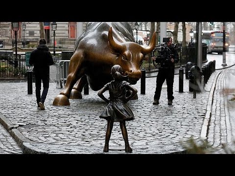 الفتاة والثور رمز لعدم المساواة بين الجنسين