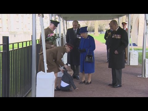 شاهد طفل يرفض المصافحة وتقديم الورود لملكة بريطانيا