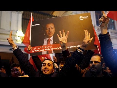 الشارع التركي يندد برفض هولندا استقبال طائرة أوغلو