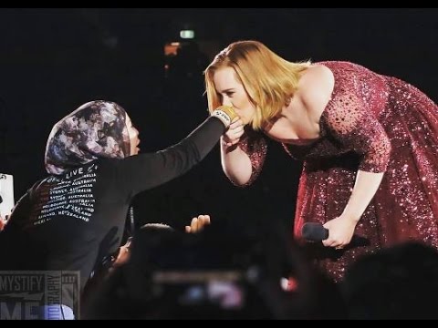 أديل تقبل يد معجبة محجبة فى سيدنى وتقول لها لا تبكى يا حبيبتى