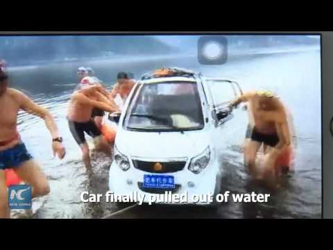 لحظة إنقاذ أب وابنه سقطت سيارتهم فى بحيرة