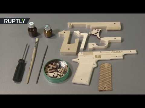 بالفيديو  مؤسسة روسـية تعرض نماذج مختلفة من الأسلحة الخشبية