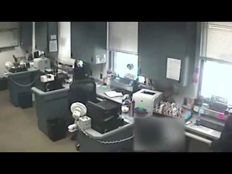 شاهد كيف أنقذت شرطية زميلتها من الموت