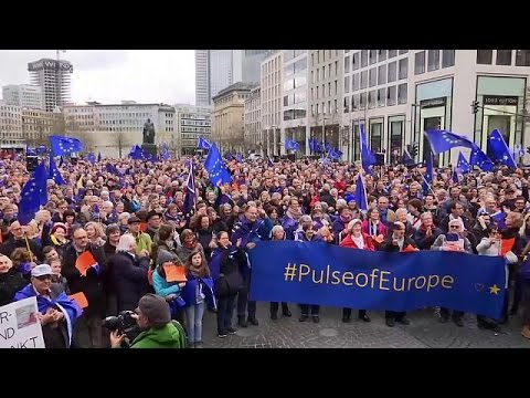 شاهد المئات ينظمون وقفة تضامنية في فرانكفورت مع الاتحاد الأوروبي