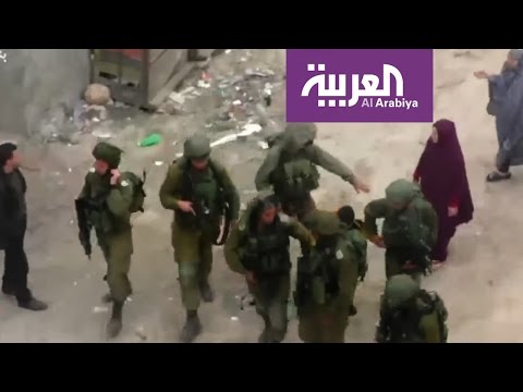 شاهد 15 جنديًا إسرائيليًا يقتادون طفلًا فلسطينيًا للإرشاد عن أقرانه