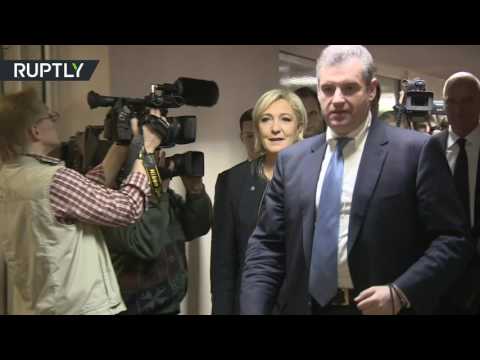 شاهد مارين لوبان تصل إلى مجلس الدوما في موسكو