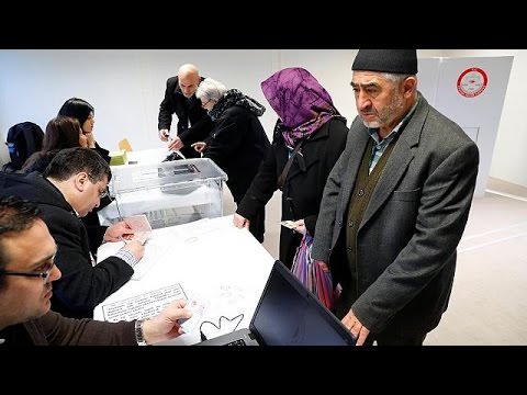 شاهد الجاليات التركية تشارك في الاستفتاء على تعديل الدستور