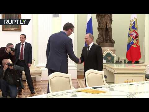 شاهد لحظة لقاء الرئيس الروسي مع رئيس الوزراء الصربي