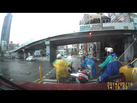 نجاة راكبي الدراجات النارية من حادث كارثي