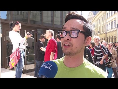 شاهد ابتهاج وحسرى لدى البريطانيين لانطلاق عملية خروج المملكة