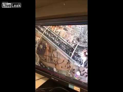 شاهد سلم كهربائي يغير اتجاهه فجأة داخل مركز تسوق