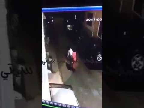 شاهد 3 سيدات يلقن لصًا درسًا قاسيًا