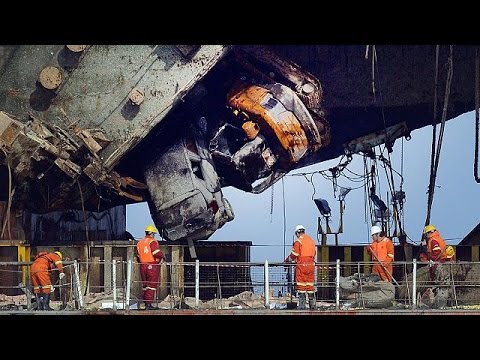 شاهد بقايا عبارة عادت إلى اليابسة بعد ثلاثة أعوام على غرقها