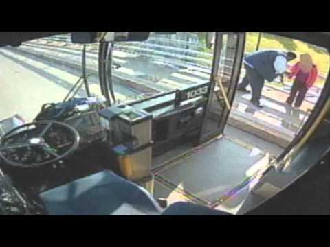 سائق حافلة نقل ركاب يُنقذ فتاة من الانتحار