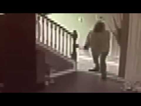 شاهد موقف غريب لثلاثة مسلحين