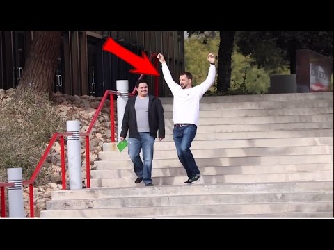 رد فعل المارة عندما فاجأهم رجل بحركات غريبة