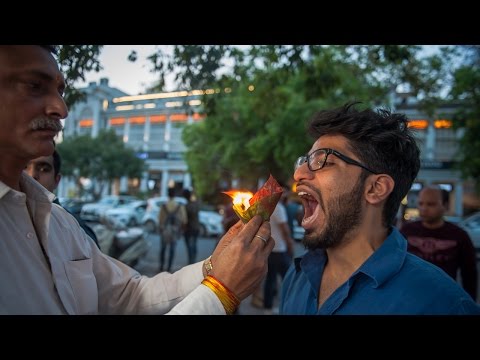 إقبال الهنود على وجبة مشتعلة بالنيران