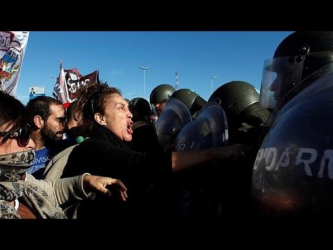 شاهد مظاهرات واضراب عام في الارجنتين بسبب التقشف