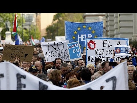 شاهد المجريون يحتجون ضد قانون يحد من انتشار الجامعات الدولية