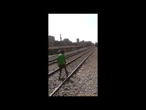 شاب مصري يلقي بنفسه أسفل القطار ويخرج سالمًا