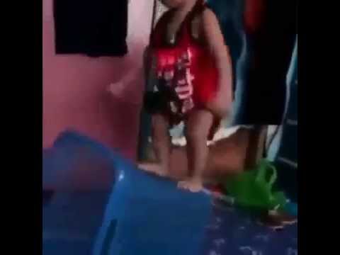 طفل يسقط بقوة داخل صندوق بلاستيكي