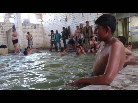 شاهد حمامات الكبريت جنوب الموصل تجمع الجنود والنازحين