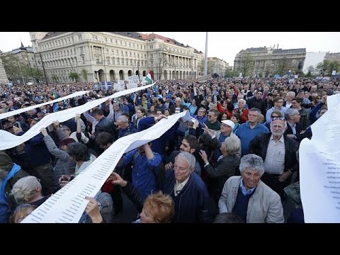 بالفيديو  مظاهرة للإبقاء على جامعة أجنبية في المجر